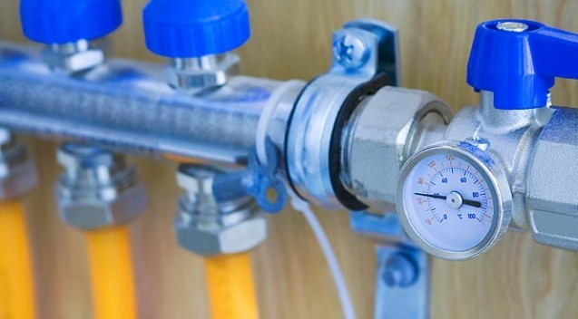 Temperature gauge on a heating manifold